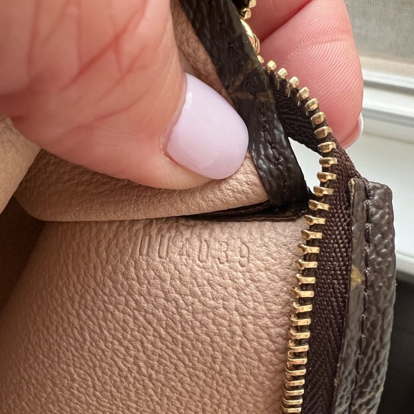 SOLD Authentic Louis Vuitton Toiletry 15 - Picture 5 of 10